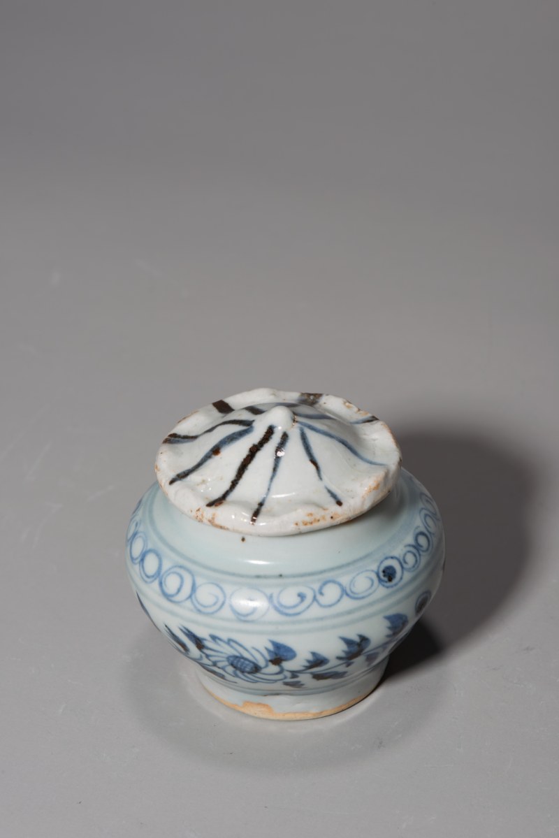 元代 青花缠枝花卉纹荷叶盖小罐 - 图4