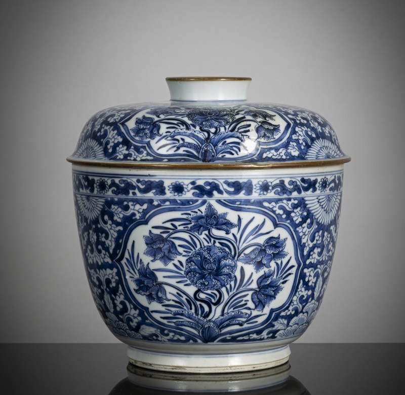 A porcelain bowl and cover with 'Fitzhugh'-like decoration in underglaze blue - 图3