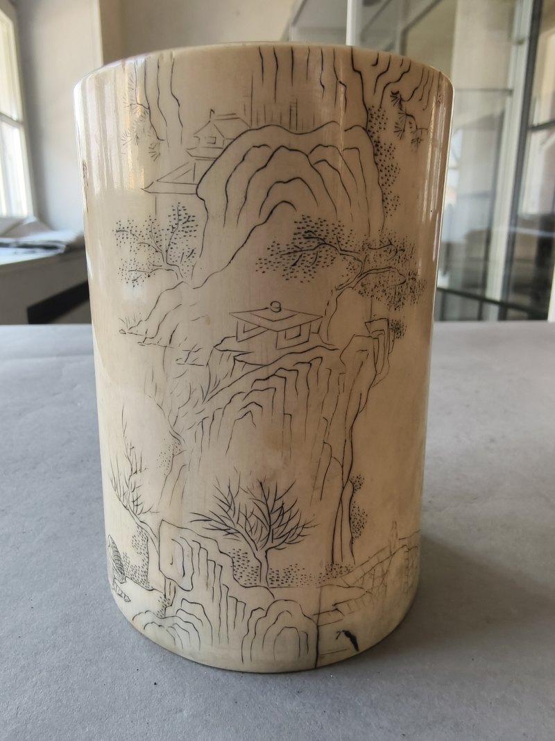 A cylindrical ivory brush pot with engraved decoration of a landscape and inscription - 图11