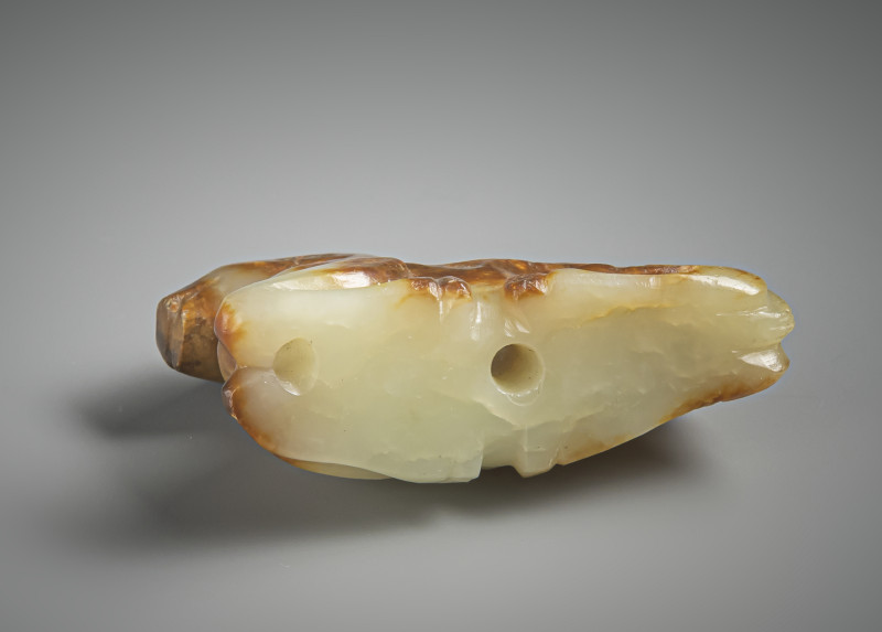 A Camel carved of green-caramel coloured jade on a wooden stand - 图3