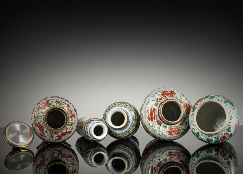 A group of five vases and shoulder pots with 'Wucai' decoration, including flowers, lions and phoenixes, one with a European ormolu mount - 图3
