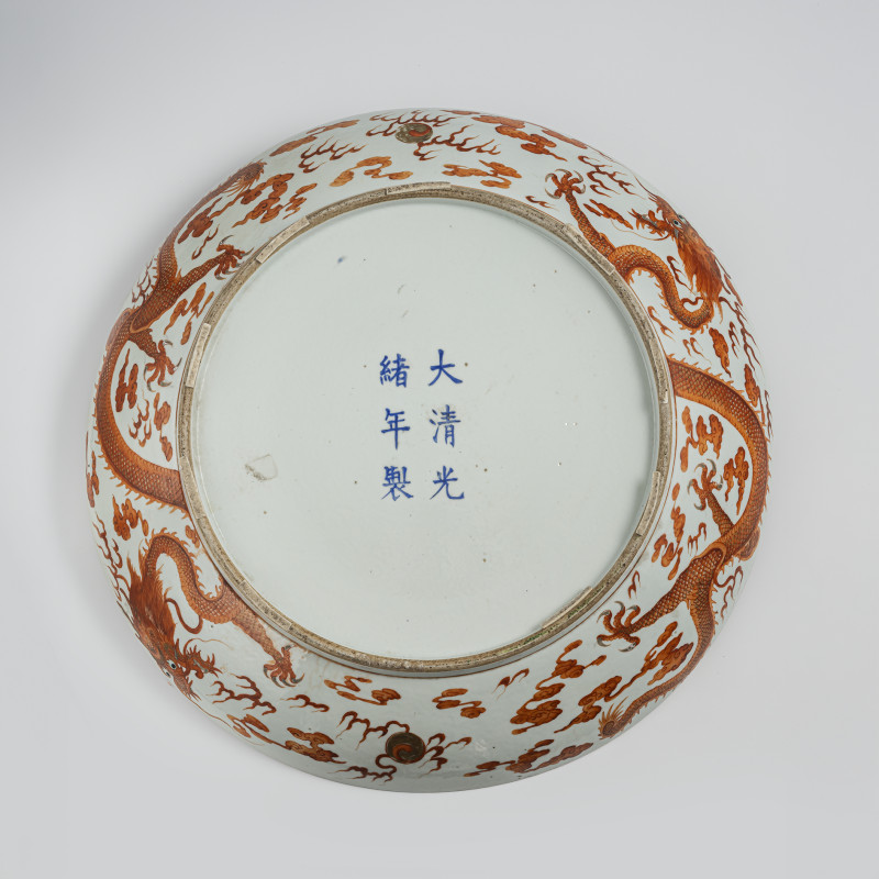 A large porcelain plate with dragon decoration in iron red and gold - 图3