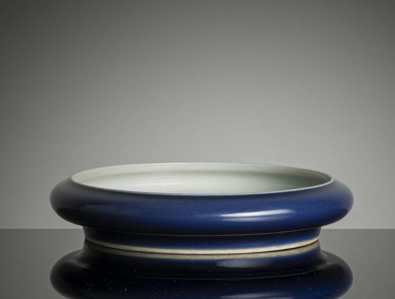A monochrome blue glazed flat porcelain brush washer - 图4