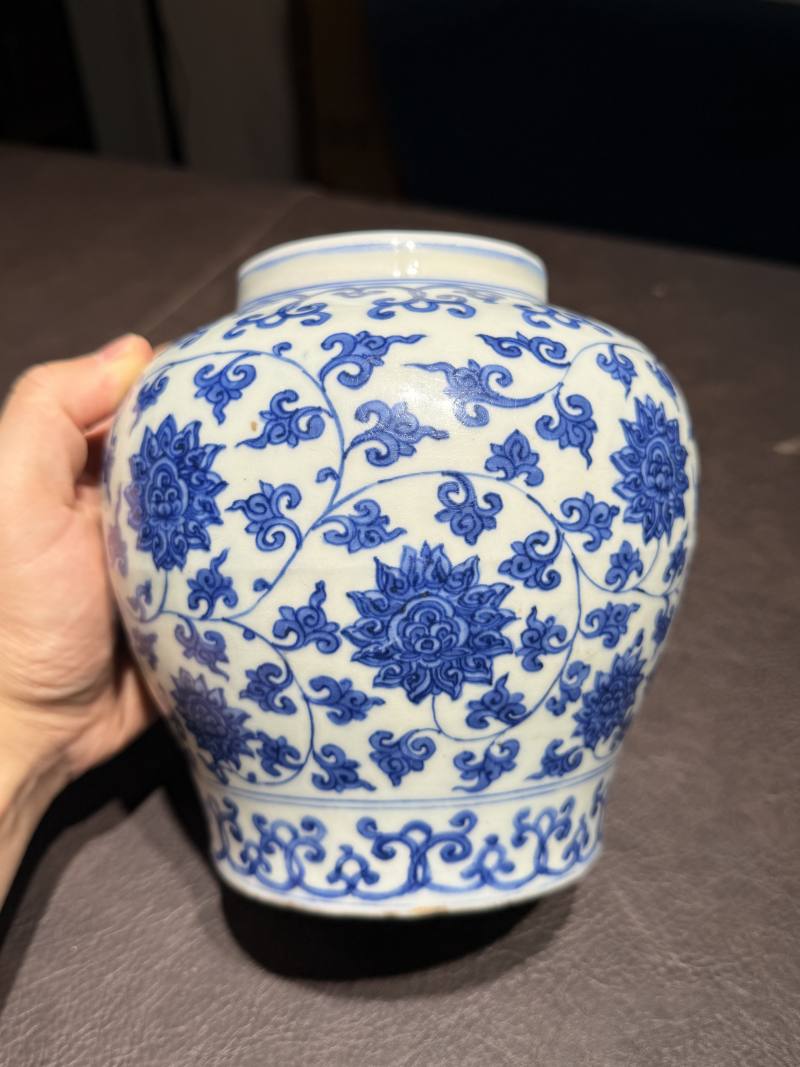 明万历 青花缠枝莲纹罐 - 图5