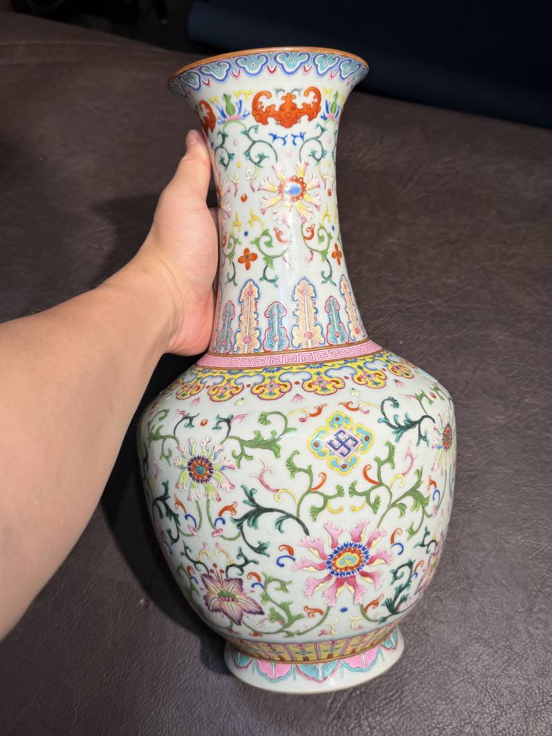 清乾隆 洋彩缠枝花卉纹瓶 - 图6