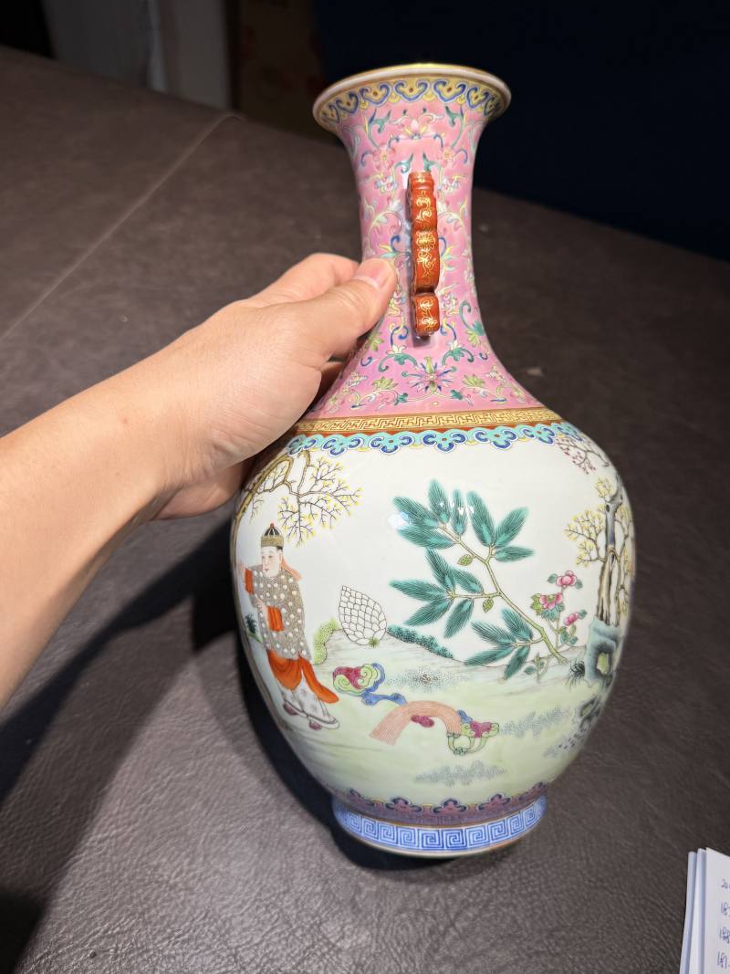 民国 “慎德堂制”宫粉地粉彩岁朝图双龙耳瓶 - 图11