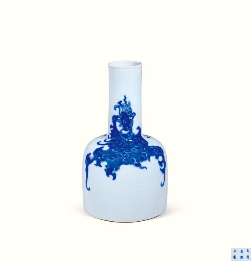 清康熙 青花夔凤纹摇铃尊