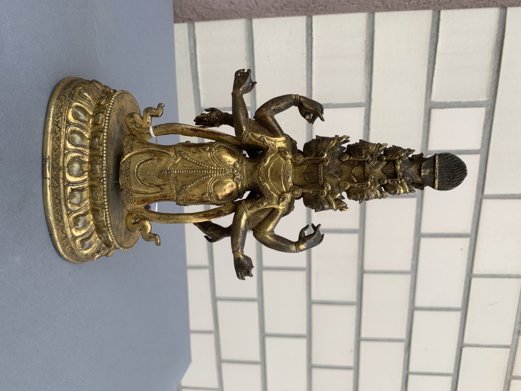 A GILT-BRONZE FIGURE OF EKADASHALOKESHVARA - 图7