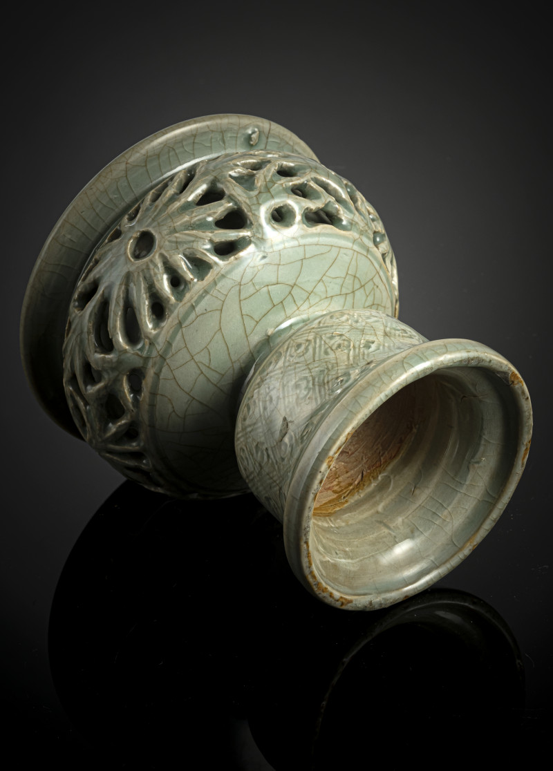 A rare celadon-glazed oil lamp with openwork wall with floral decoration - 图3
