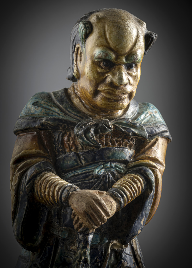 A 'fahua' ceramic figure of a lokapala leaning on a club - 图5