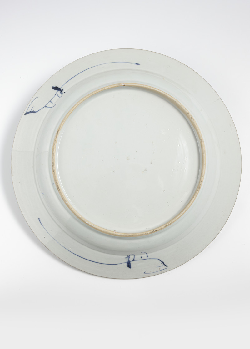 Two round porcelain plates with figural scenes in graduated underglaze blue - 图3