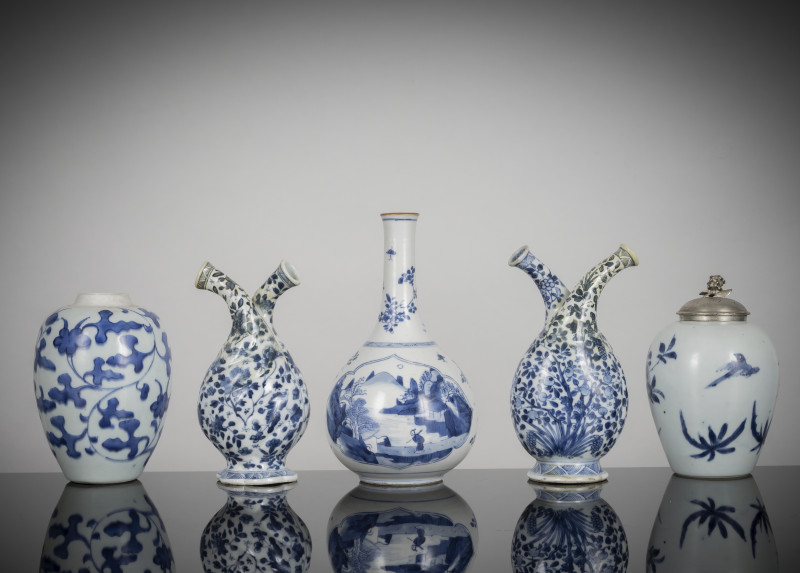 Two jars, a vase and two porcelain vinegar/oil vessels, all with underglaze blue decoration - 图2
