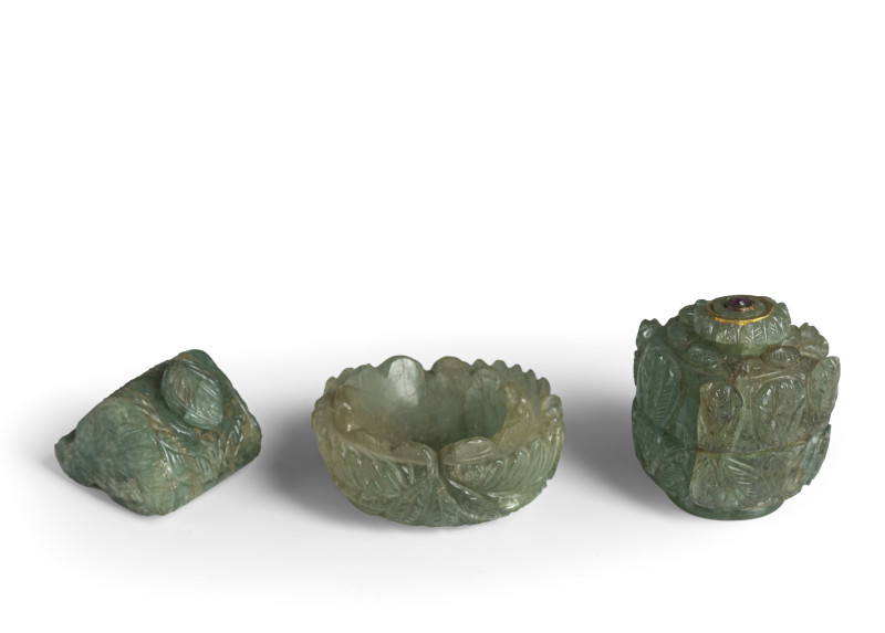 Two carved boxes and covers and a bowl made from emerald matrix - 图2