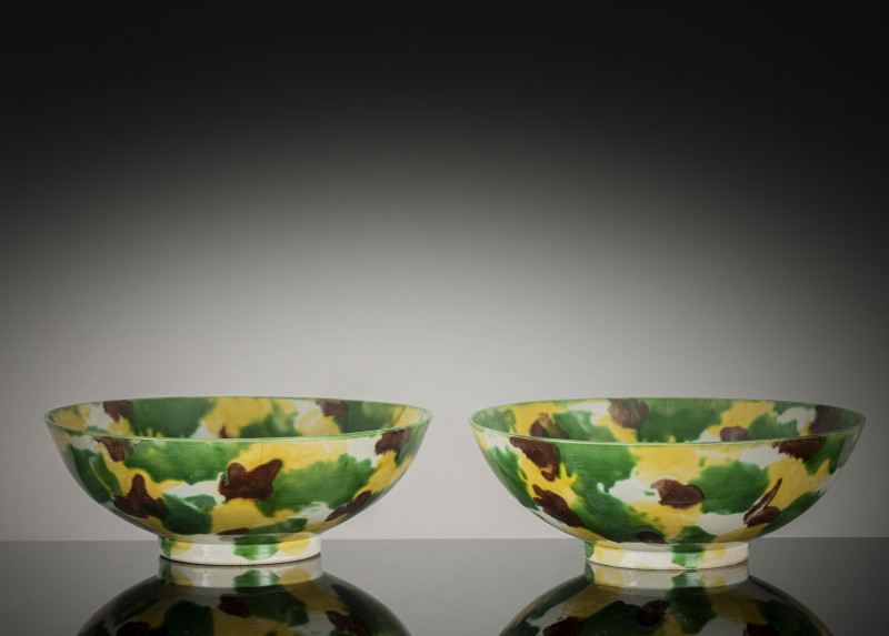 A pair of fine 'Sancai'-glazed porcelain bowls - 图3