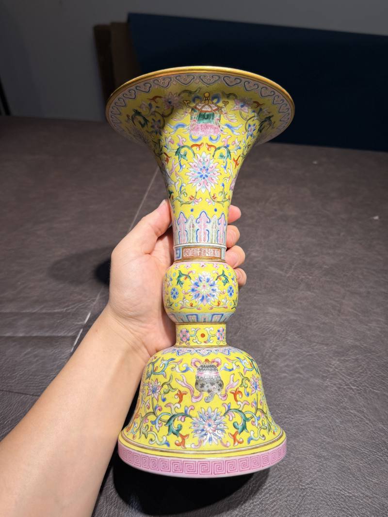清乾隆 黄地洋彩缠枝莲托八宝纹花觚 - 图10