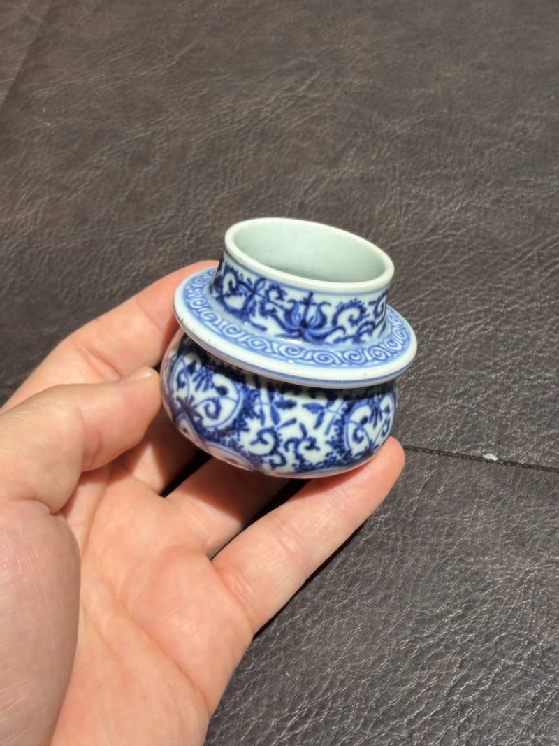 清雍正 仿永乐青花锦地花卉纹轴头罐 - 图5