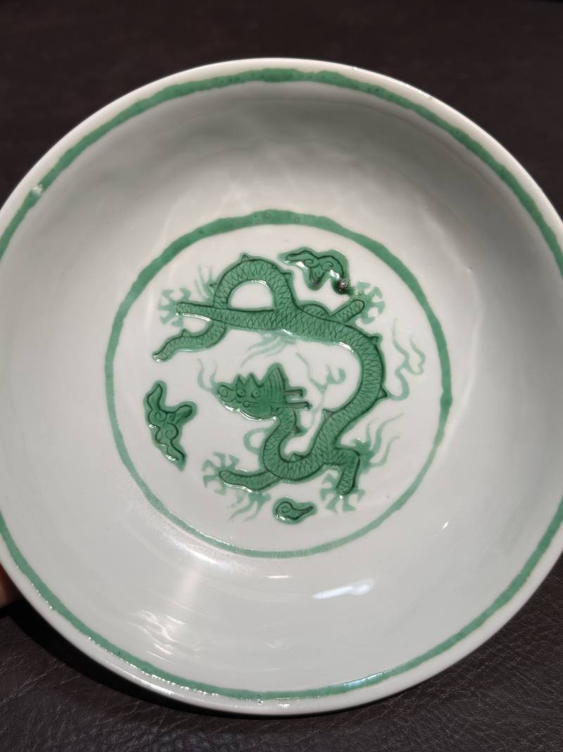 清康熙 仿弘治白地暗刻海水绿彩龙纹盘 - 图6