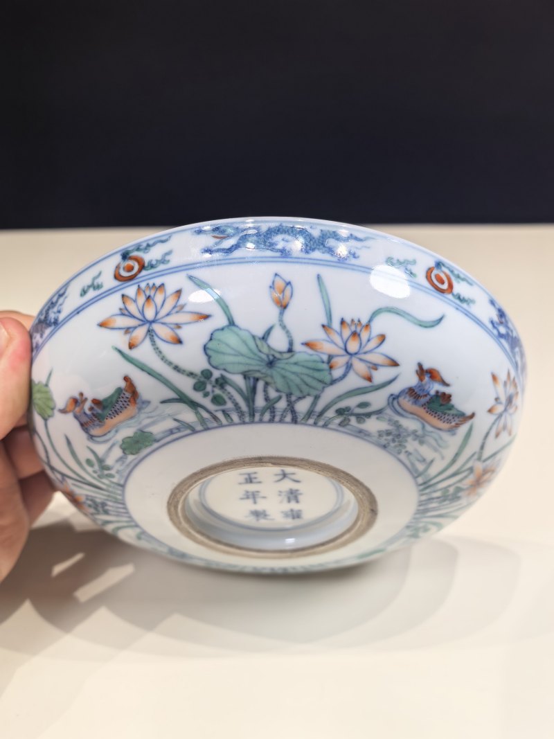 清雍正 斗彩鸳鸯荷塘图卧足盘一对 - 图22