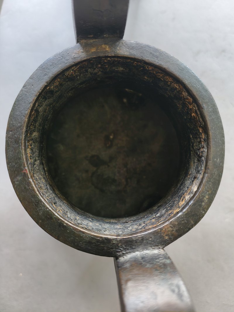 Two bronze incense burners, one on three legs, the second in the shape of a 'fang ding' - 图26