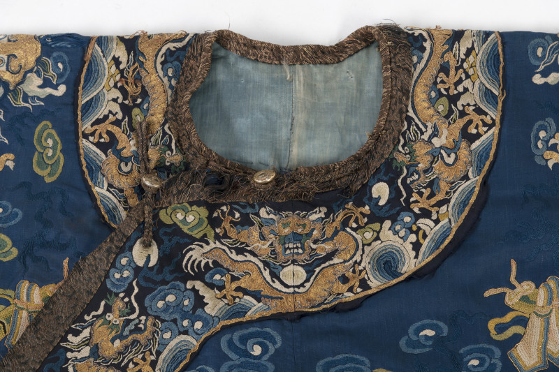 AN UNUSUAL BLUE EMBROIDERED DRAGON ROBE WITH SHIZI LIONS FOR A GENTLEMAN - 图4