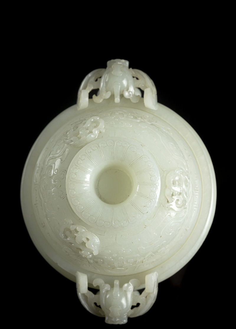 An exquisite carved light green jade censer and cover in archaic style - 图8