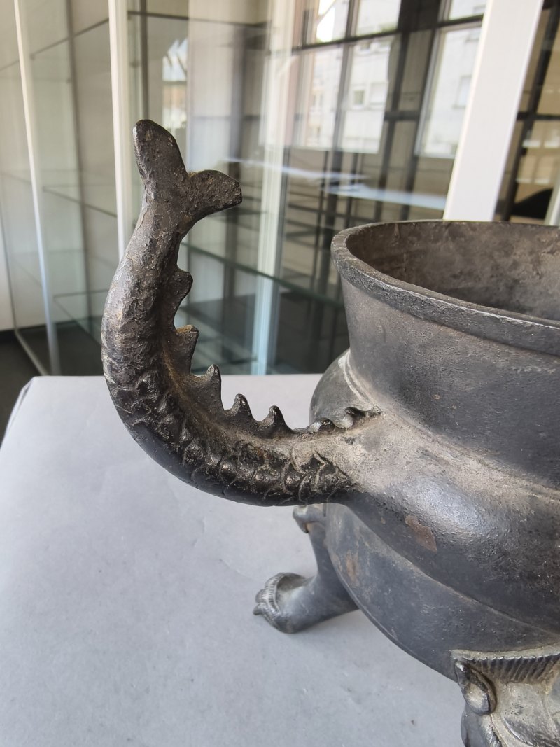 Ann unusual bronze censer on three feet with dragon handles - 图25