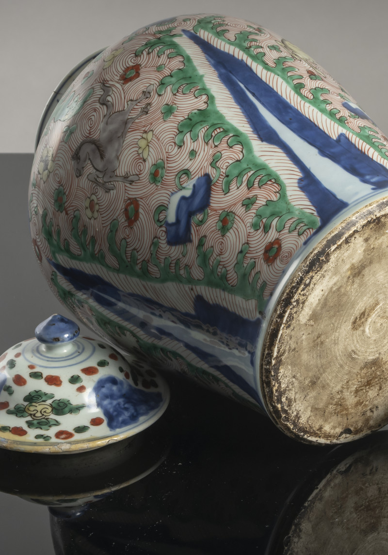 A 'Wucai' porcelain vase and cover with flying horses between waves and emblems - 图4