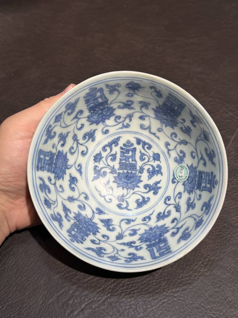 明弘治 青花外穿花龙内缠枝托梵纹碗 - 图5