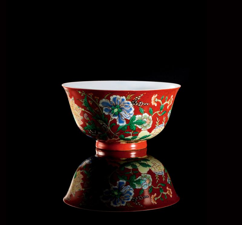 清康熙 御制磁胎画珐琅红地洋彩九秋同庆图碗一对 - 图2