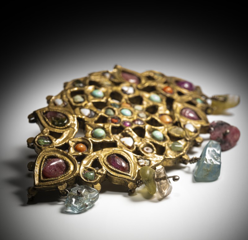 A gemstone-inlaid plaque reworked as a brooch - 图3