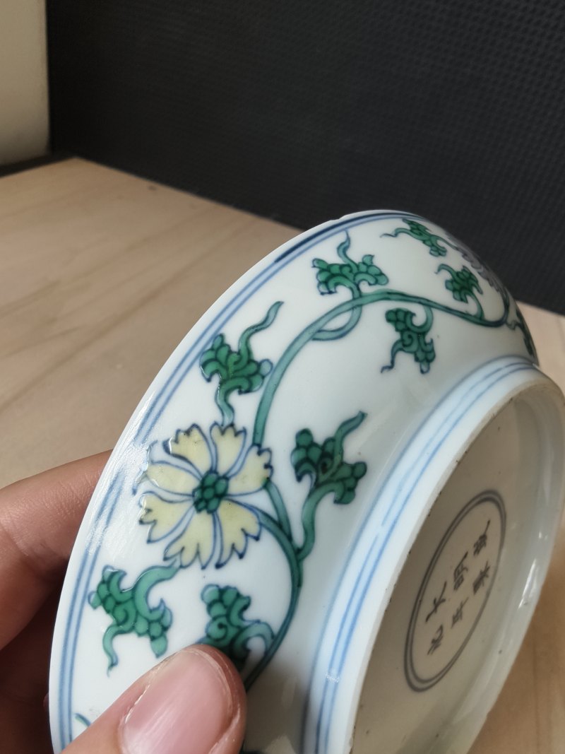 A pair of fine 'Doucai' saucers with floral decoration - 图17