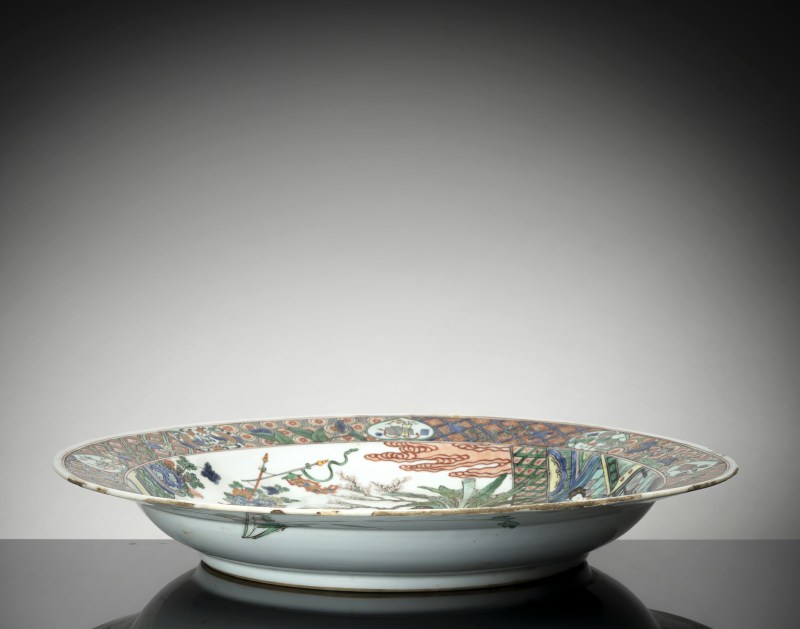 A large 'Famille verte' plate depicting a scene of beautiful women and children in a garden with a terrace - 图2