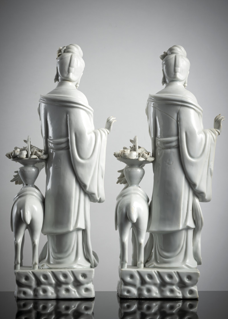A pair of exquisite Dehua figurines depicting Magu with a deer, standing on a cloud-shaped pedestal with a basket of flowers - 图4