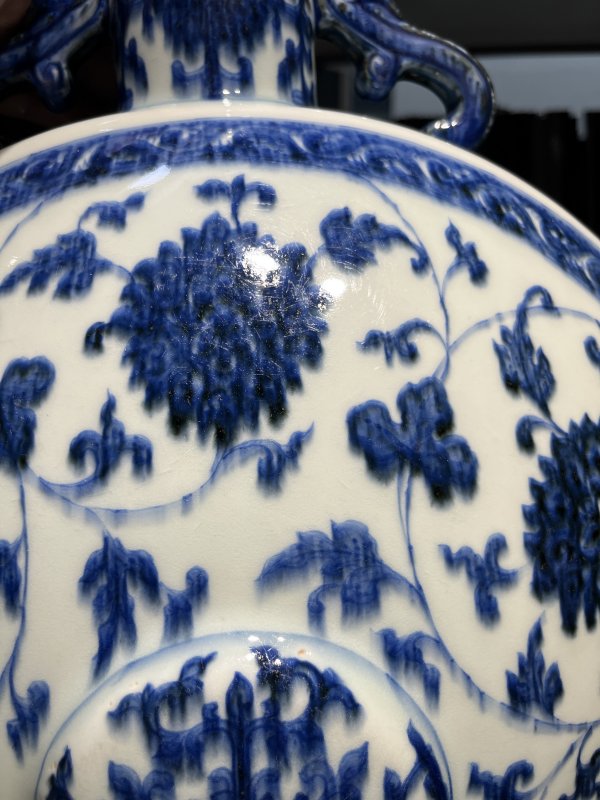清乾隆 青花缠枝莲纹螭耳抱月瓶 - 图11
