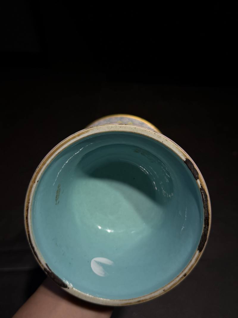 清乾隆 黄地洋彩缠枝莲托八宝纹花觚 - 图22