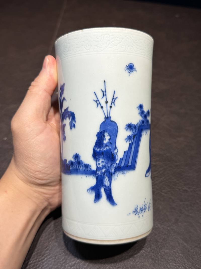 明崇祯 青花“连升三级”人物故事图笔筒 - 图7