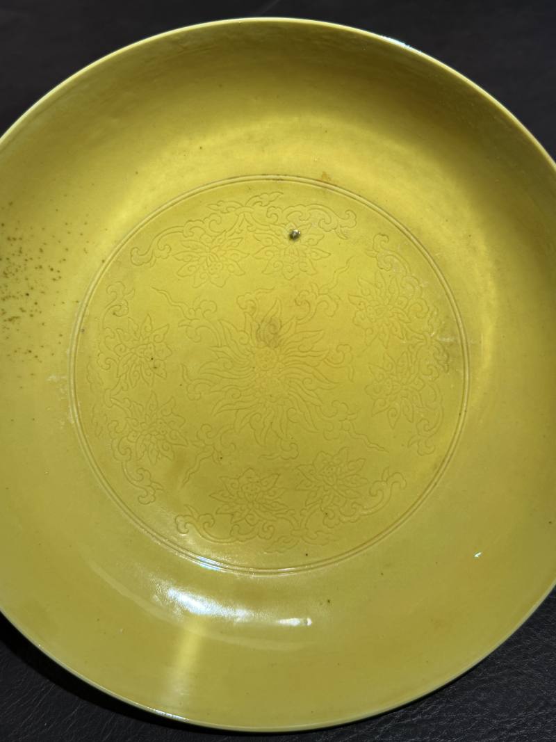 清雍正 黄地暗刻并蒂莲花纹盘一对 - 图20