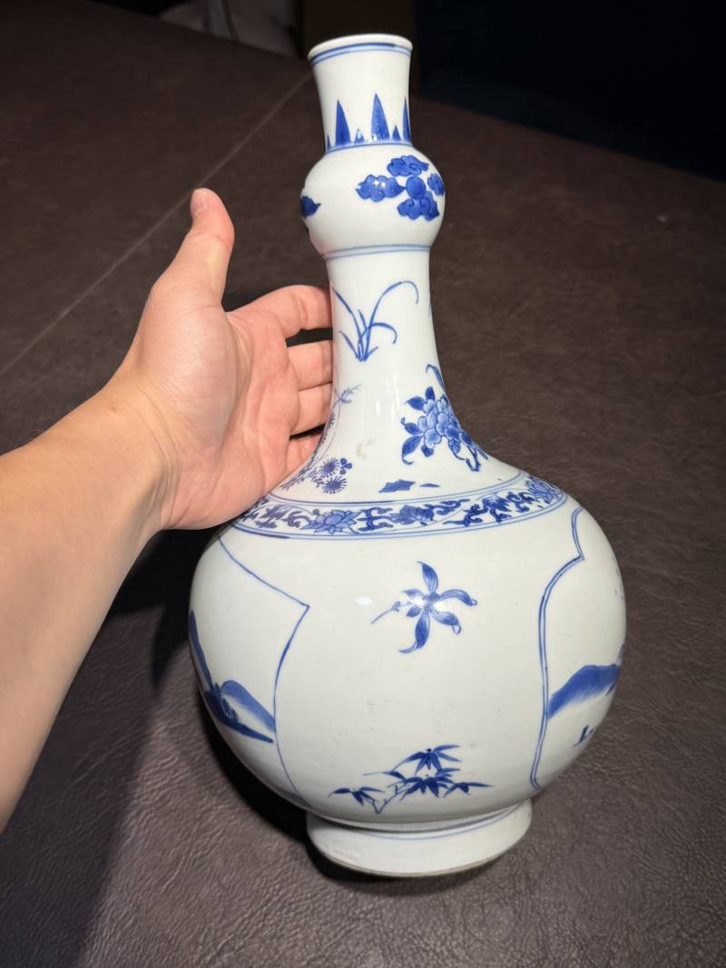 明崇祯 青花开光山水图长颈瓶 - 图4