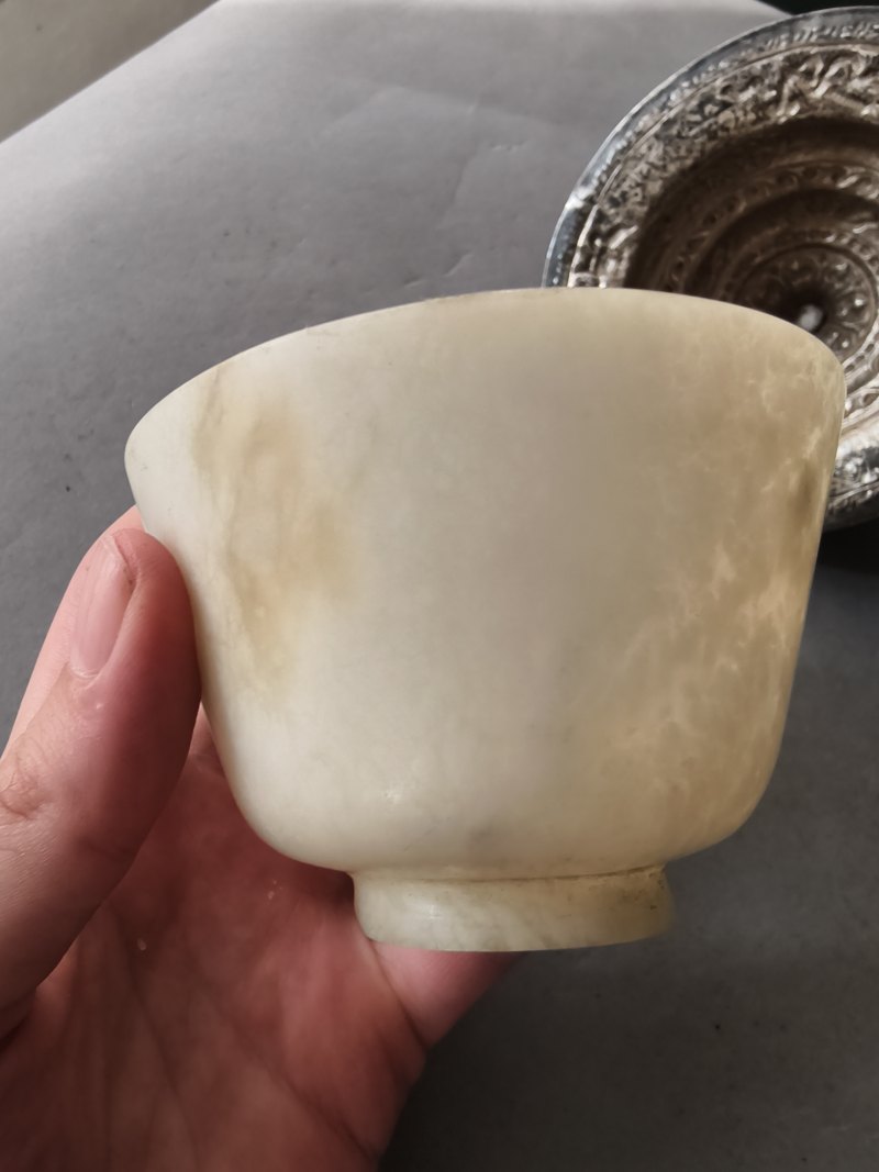 A jade bowl with stand and cover in silver with animals and floral motifs in relief - 图11