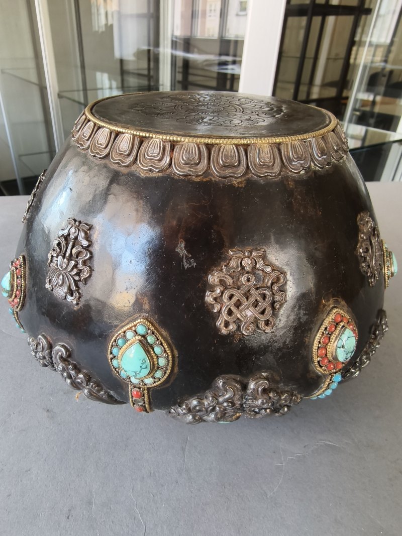 A PARCEL-GILT SILVER AND SEMI-PRECIOUS STONE INLAID METAL BOWL - 图8