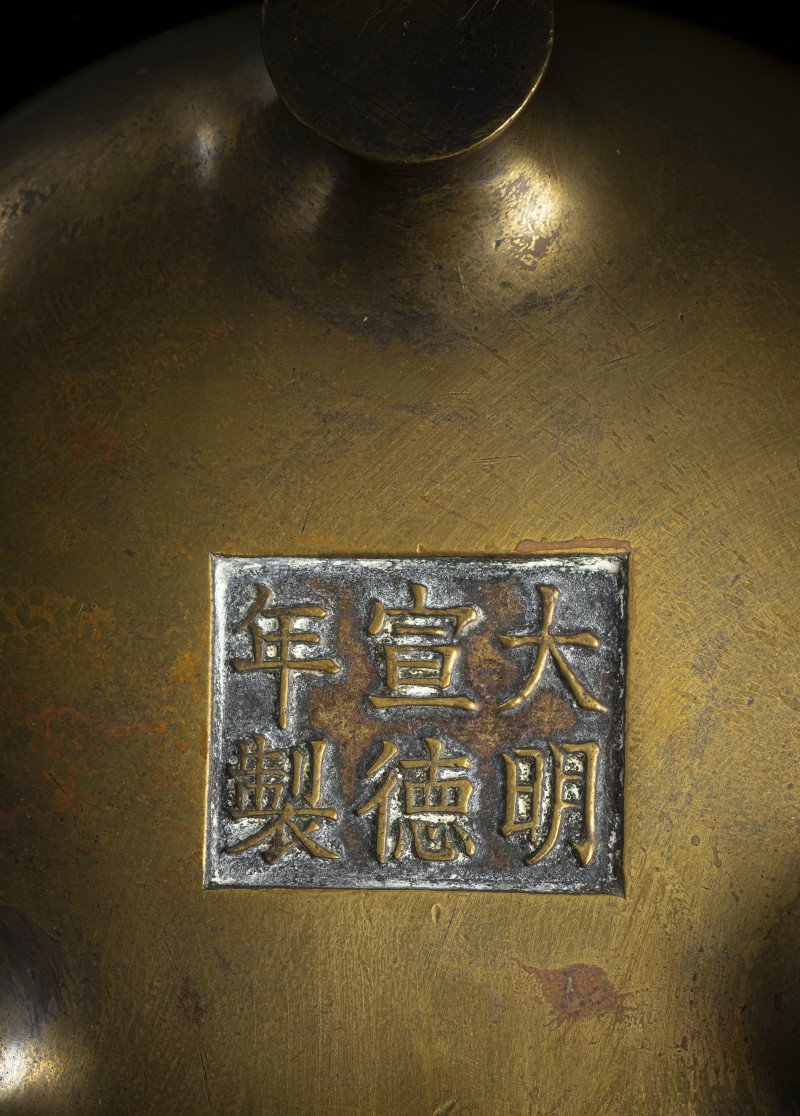 A flat heavy cast incense burner made of gold-coloured bronze on three short feet - 图3