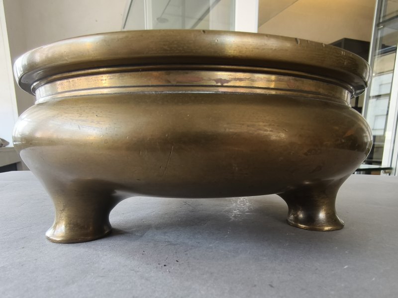 A flat heavy cast incense burner made of gold-coloured bronze on three short feet - 图9