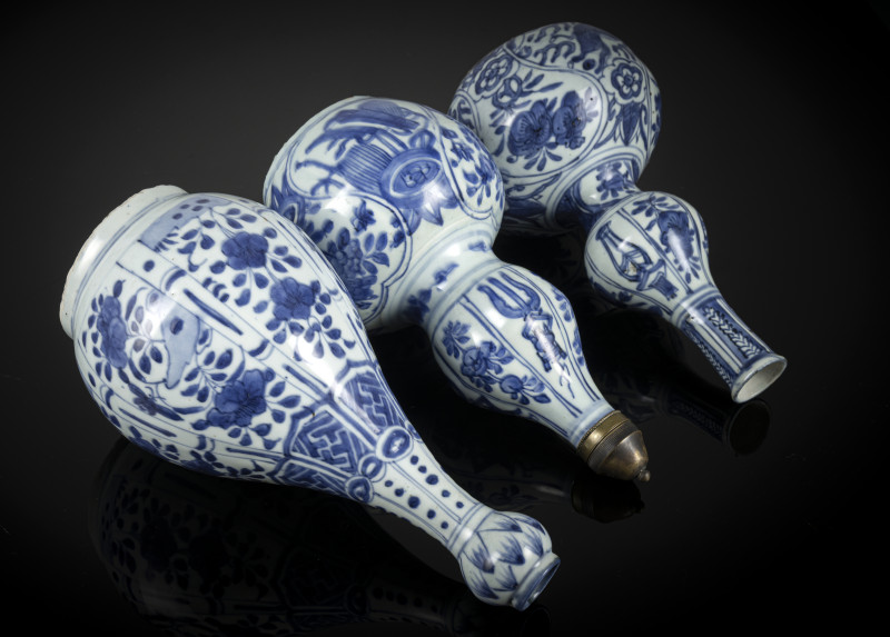 Three porcelain bottle vases decorated in underglaze blue, one with an Ottoman lid, partly decorated in the Kraak style - 图4