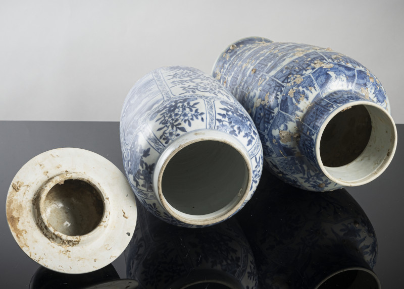 A large lidded blue and white porcelain vase and a smaller vase - 图5