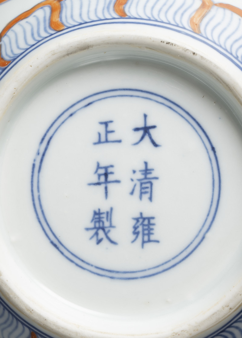 A Doucai jar, a meiping with flying horses and wucai jar with lion decoration - 图5