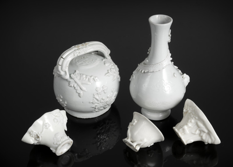 A group of Dehua porcelains: three wine cups, jug and vase - 图3