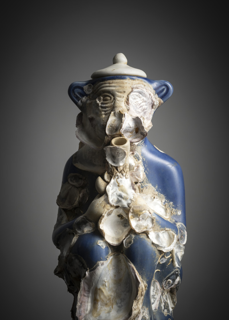 An underglaze-blue porcelain teapot in the shape of a seated monkey - 图3