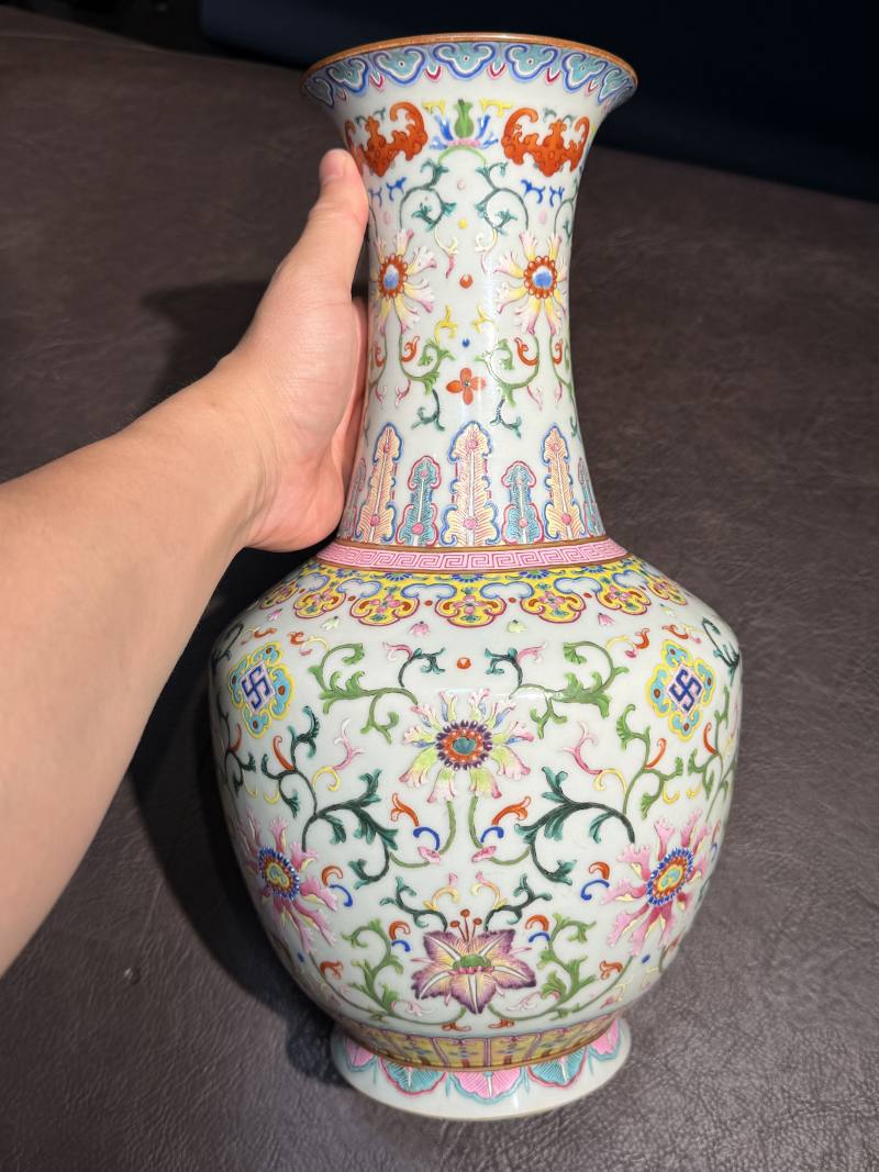 清乾隆 洋彩缠枝花卉纹瓶 - 图7