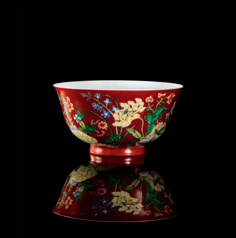 清康熙 御制磁胎画珐琅红地洋彩九秋同庆图碗一对 - 图3