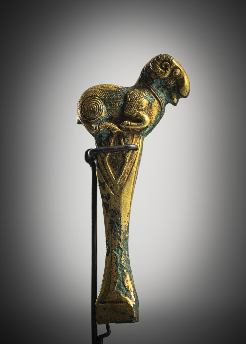 A RARE GILT-BRONZE 'RAM' ZITHER TUNING KEY - 图2